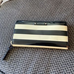 Kate spade medium sized wallet, patent leather